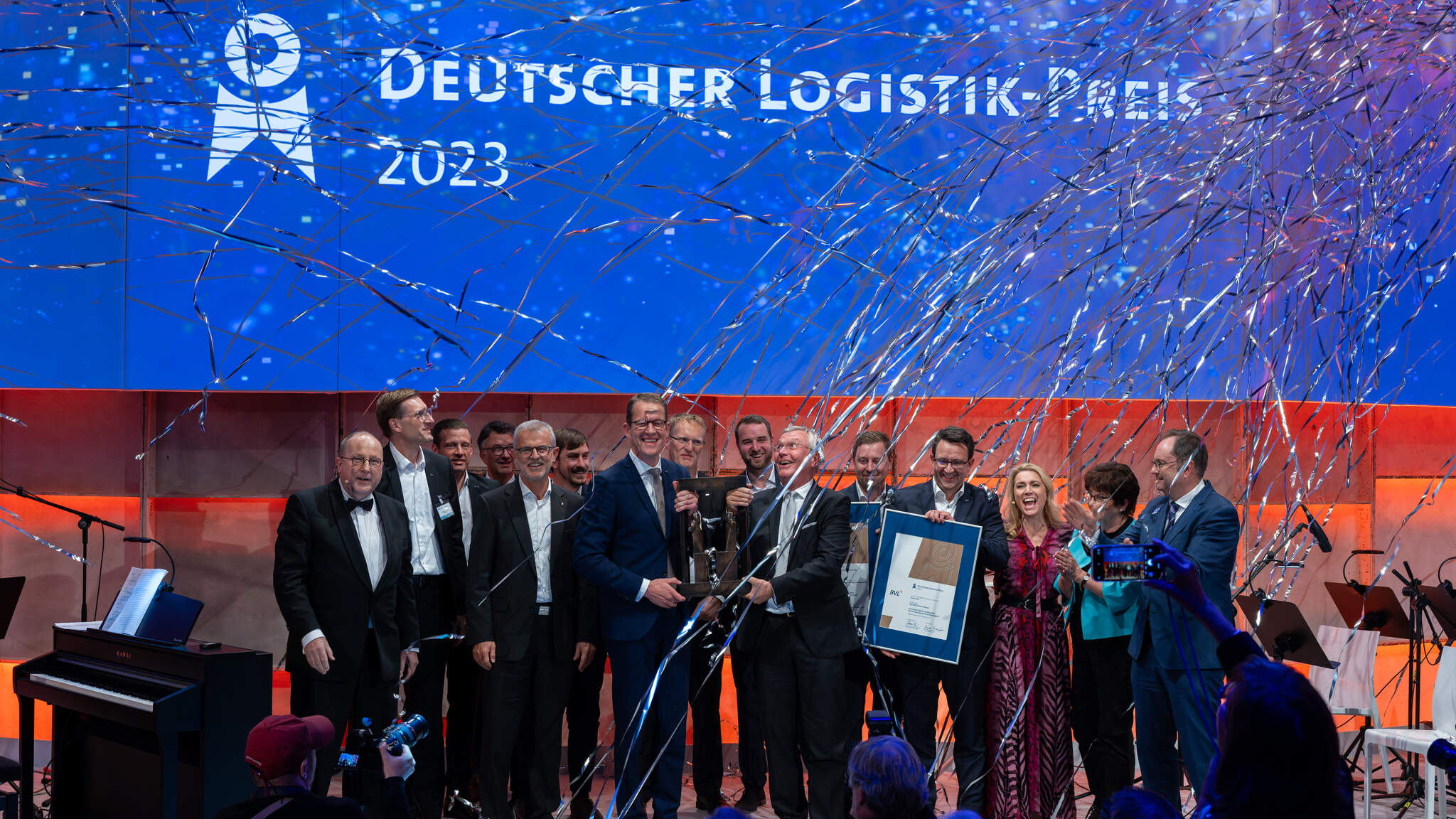 Burkhard Eling, CEO DACHSER și Prof. Dr. Dr. h.c.. Michael ten Hompel, Executive Director la Fraunhofer, acceptând premiul pentru Logistică Germană împreună cu echipele. Imagine: BVL/Bublitz