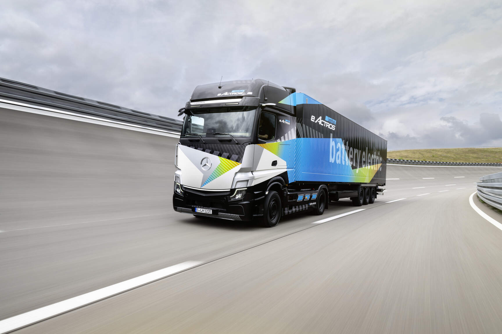 Mercedes-Benz Trucks și DACHSER au semnat o comandă pentru 50 de eActros LongHaul