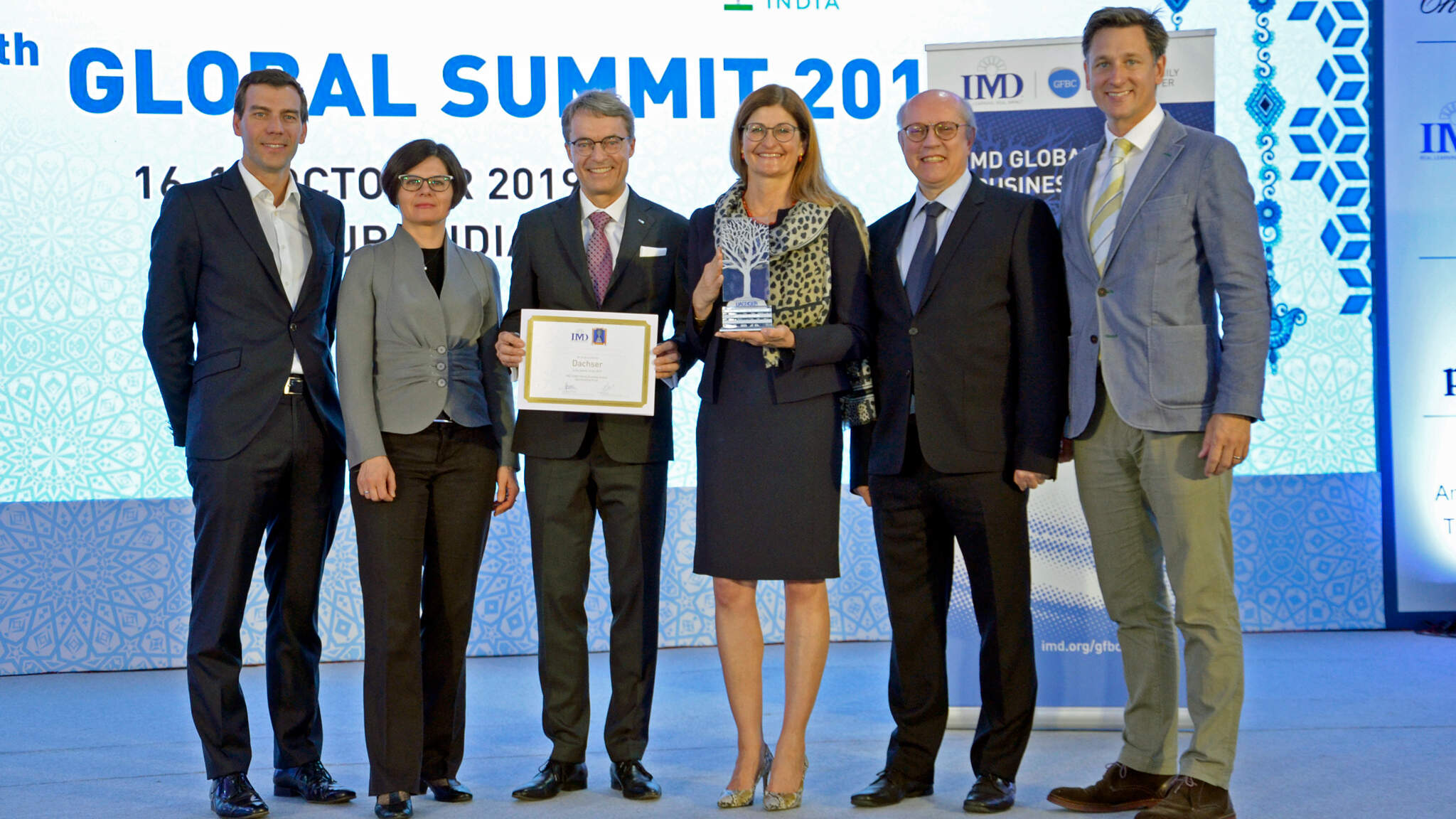 De la stânga la dreapta: Prof. Peter Vogel, Director la IMD Global Family Business Center; Marta Widz, IMD; Bernhard Simon, CEO Dachser SE; Birgit Kastner-Simon, Corporate Director Corporate Marketing, Dachser SE; Prof. Benoit Leleux, IMD Global Family Business Award Director; Matthew Crudgington, Vice-Președinte, IMD Global Family Business Center