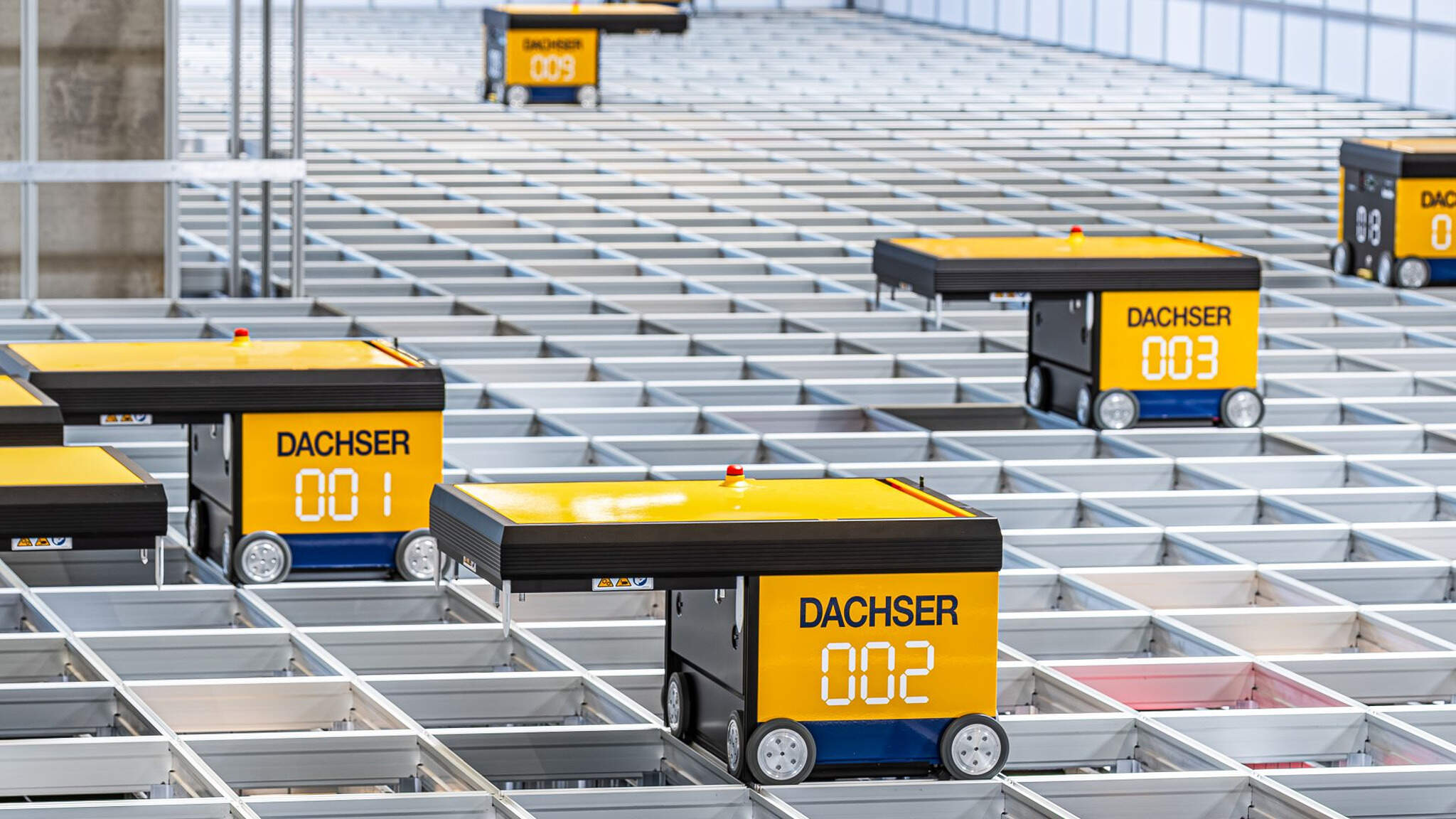 AutoStore la centrul de logistică Karlsruhe este primul de acest gen la DACHSER.
AutoStore la centrul de logistică Karlsruhe este primul de acest gen la DACHSER.