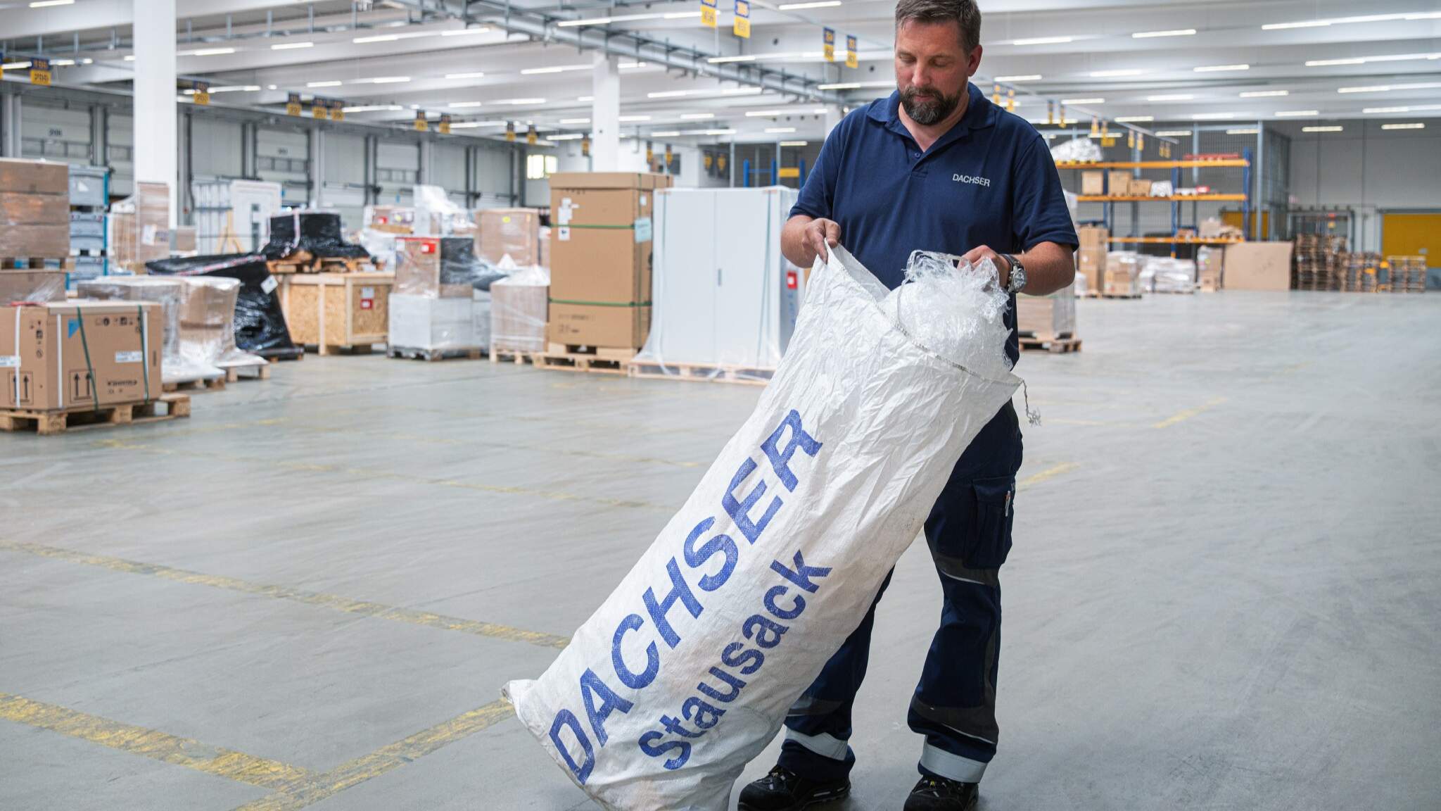 &Icirc;n astfel de situații, DACHSER utilizează saci textili umpluți cu folie de plastic deja folosită.