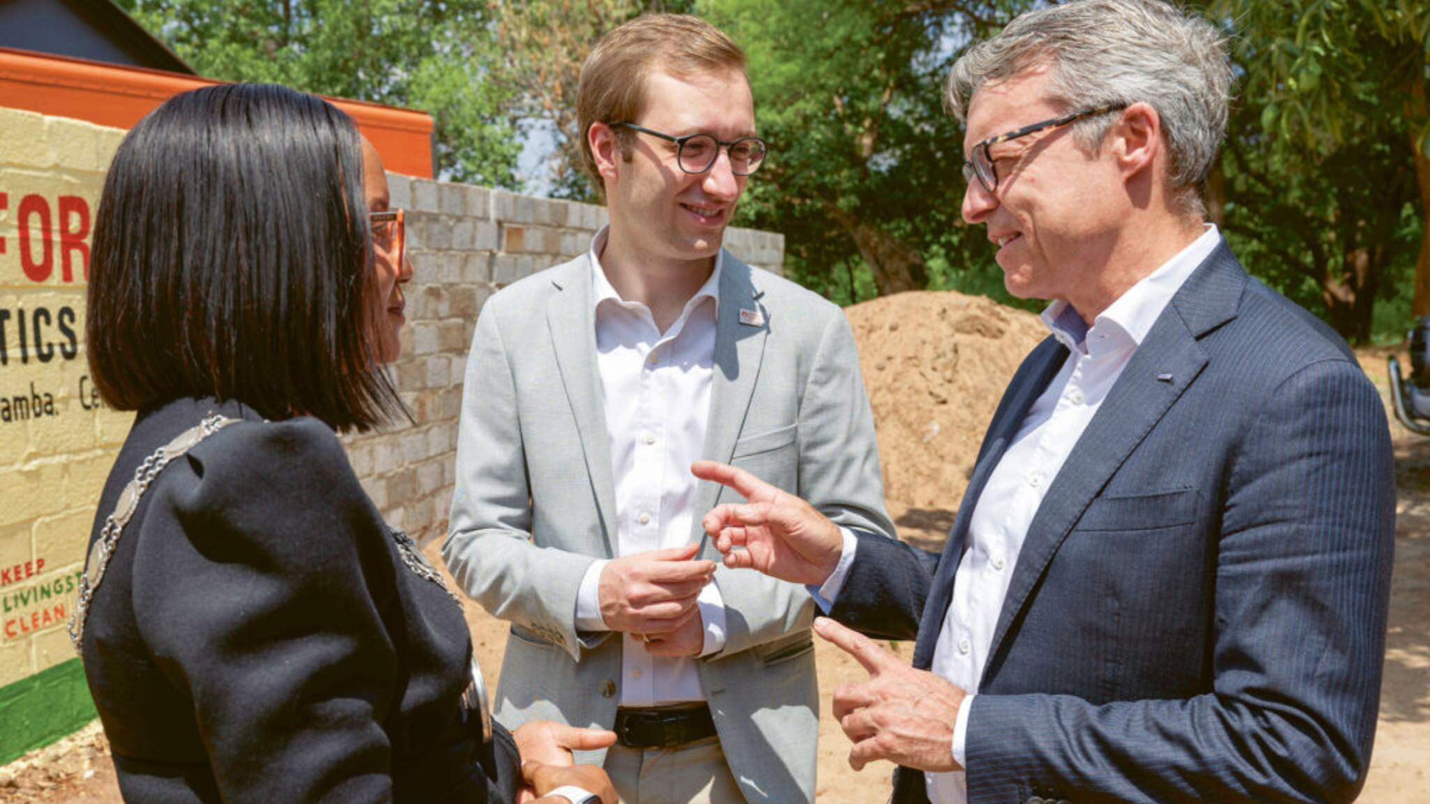 Bernhard Simon (dreapta) și Joshua Hofert cu primarul din Livingstone Bernhard Simon (dreapta) și Joshua Hofert cu primarul din Livingstone